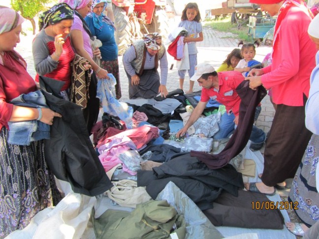 Ramazanda MANİSA ilinde yardıma muhtaç ailelere elbise dağıtımı